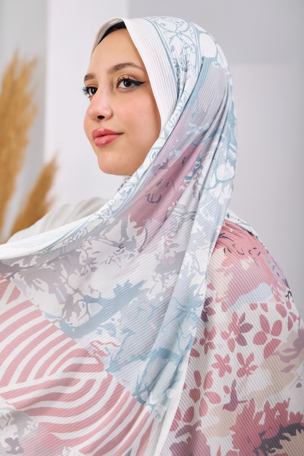 نسّقي الطرحة المشجّرة مع عباءة سادة أو بلوزة بلون موحد لتبرزي جمال النقشة والألوان