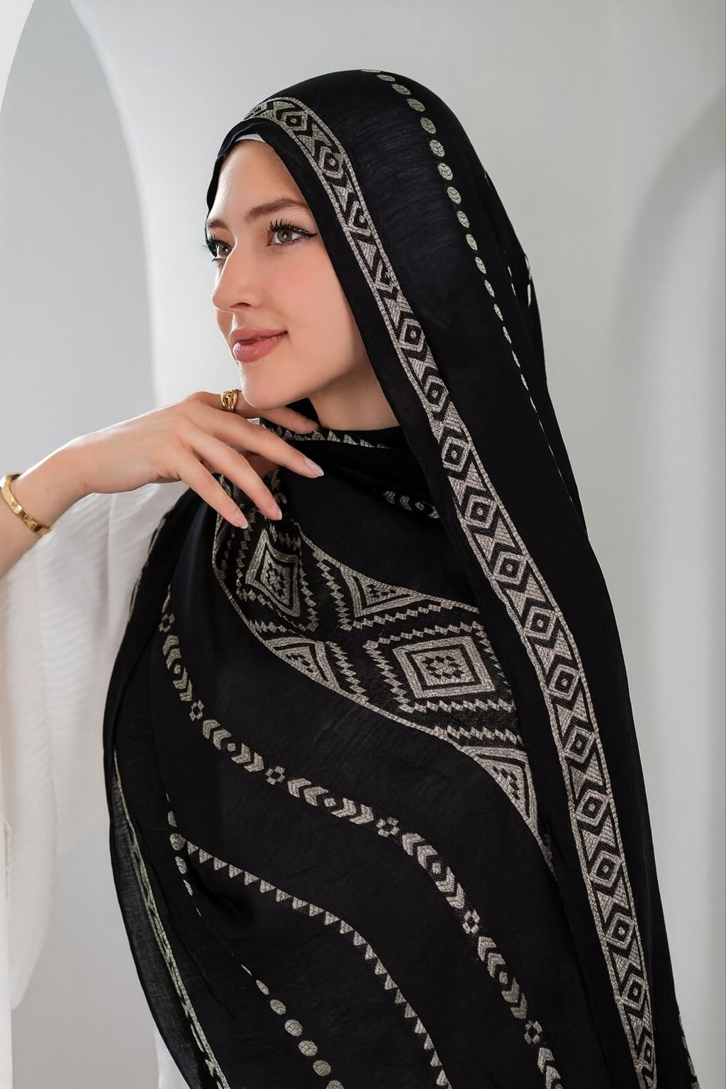 طرحة مشجّرة أنيقة تضيف لمسة ناعمة وراقية لإطلالتك اليومية باللون الاسود