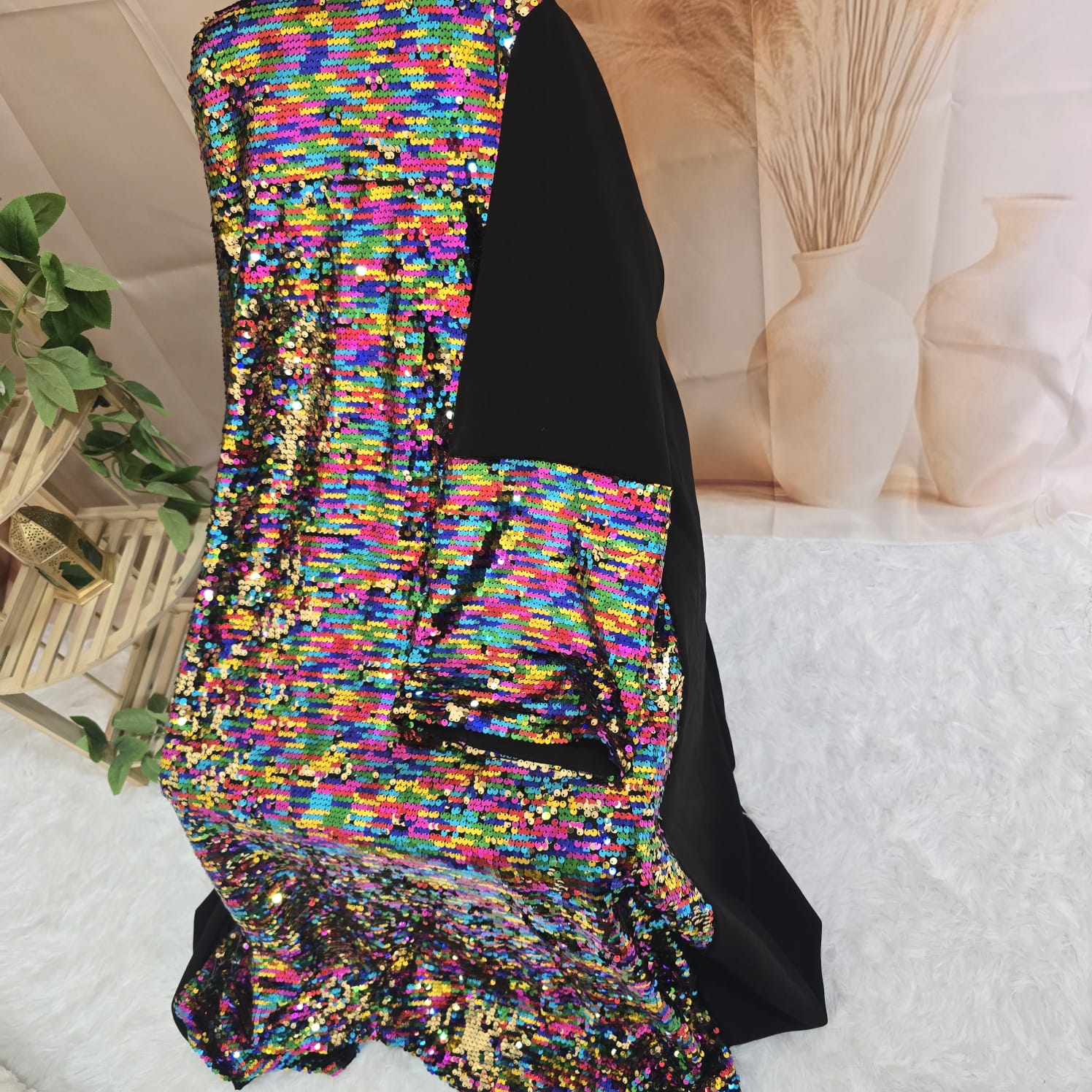 عباية سوداء أنيقة مزينة بتطريز سيكوينز ملون لامع على الجنب والأكمام، تصميم عصري يمنحك إطلالة مميزة وجذابة للسهرات والمناسبات الخاصة.